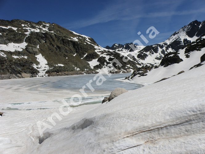 Les &eacute;tangs gel&eacute;s de Juclar (Andorre) le 15 mai 2012 : 