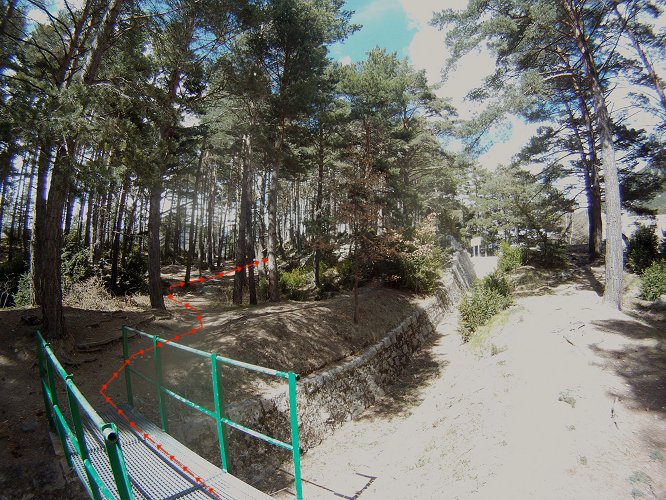 El camino cruza el canal de desbordamiento del lago de Engolasters.