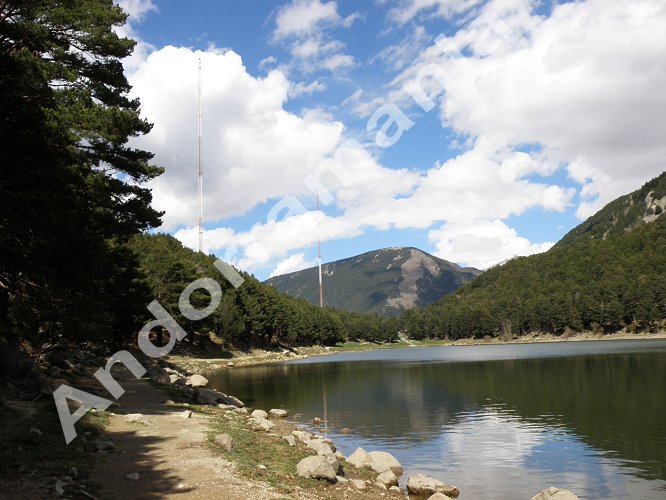 Vista general del lago de Engolasters