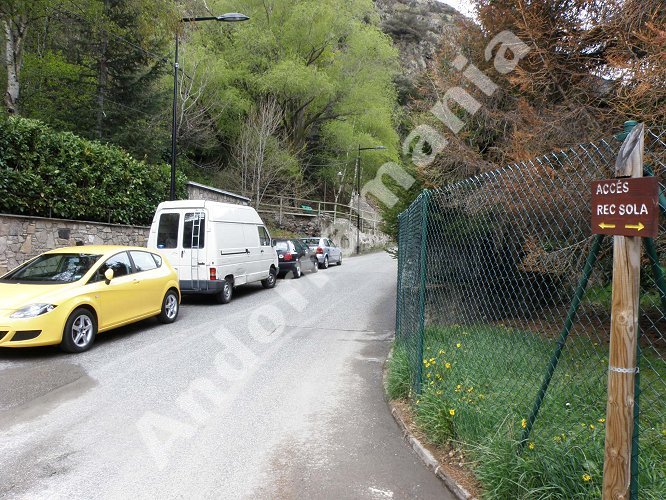 Rec del Sol&agrave; - Andorra: Zona de aparcamiento en frente del colegio Sant Ermengol