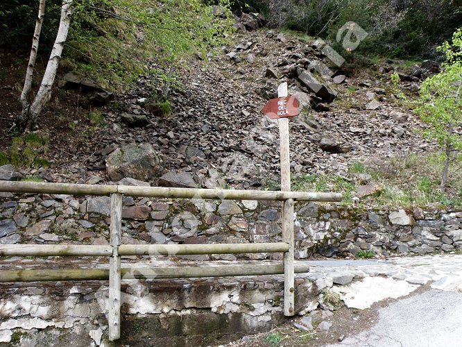 Rec del Sol&agrave; - Andorra: Acceso desde la carretera, en frente del colegio Sant Ermengol