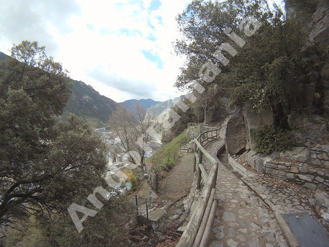 Rec del Sol&agrave; - Andorra: El camino sigue el canal de riego