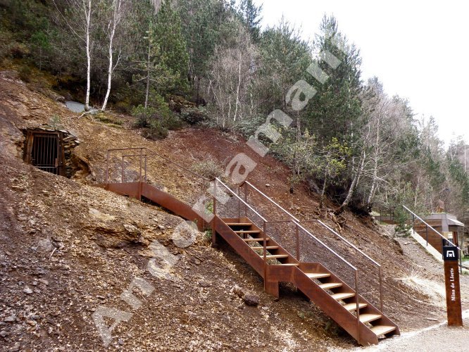 La Ruta del Ferro Ordino (Andorra) - Sobre el aparcamiento, a la izquierda , la entrada de las antiguas minas de hierro de Llorts (visitas concertadas).