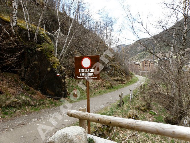 La Ruta del Ferro Ordino (Andorra) - El inicio de la marcha, a la salida del parking.