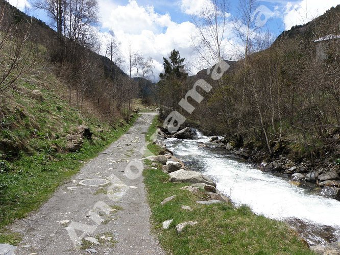 La Ruta del Ferro Ordino (Andorra) - El camino sigue el r&iacute;o.