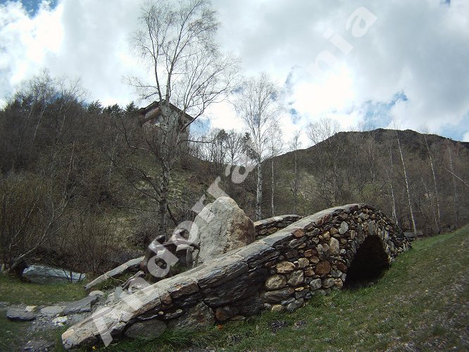 La Ruta del Ferro Ordino (Andorra) - Puente romanico y estatuas met&aacute;licas.
