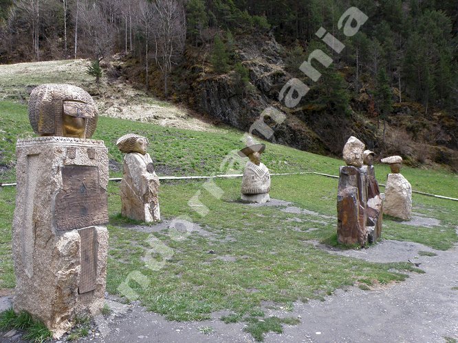 La Ruta del Ferro Ordino (Andorra) - Campo de estatuas de piedra y metal.